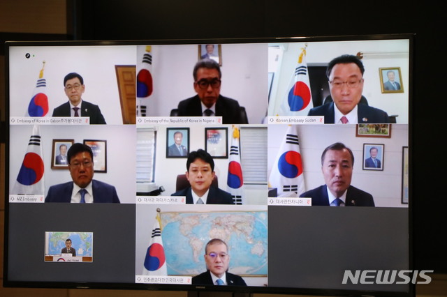 [서울=뉴시스] 조수정 기자 = 조세영 외교부 1차관이 26일 아프리카 지역 7개국 공관장들과 화상회의를 주재하고 있다. 조 차관은 아프리카지역 주가봉, 나이지리아, 마다가스카르, 모잠비크, 민주콩고, 수단, 탄자니아 대사 등 7개국 유관부서 관계자들과 코로나19 확산 동향 및 대응, 재외국민 보호 현황을 점검하고, 코로나19 이후 우리의 對아프리카 외교 등을 논의했다. (사진=외교부 제공) 2020.05.26. photo@newsis.com