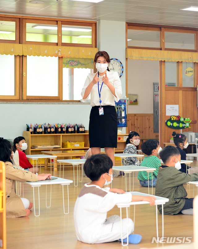 [청주=뉴시스] 인진연 기자 = 유, 초1·2, 중3, 고2, 특수학교의 올해 첫 등교수업이 이뤄진 27일, 충북 청주 솔밭초등학교 병설유치원 교사가 첫 등교한 유아들에게 주의 사항을 안내 하고 있다. 2020.05.27 inphoto@newsis.com