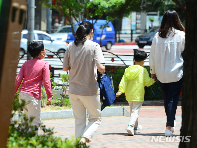 [청주=뉴시스] 인진연 기자 = 초등학교 학생들이 올해 첫 등교를 시작한 27일, 충북 청주 솔밭초등학교 일부 학부모들이 급식 시간을 앞두고 아이들과 함께 집으로 향하고 있다. 2020.05.27. photo@newsis.com