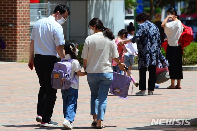 [청주=뉴시스] 인진연 기자 = 초등학교 학생들이 올해 첫 등교를 시작한 27일, 충북 청주 솔밭초등학교 일부 학부모들이 급식 시간을 앞두고 아이들과 함께 집으로 향하고 있다. 2020.05.27. photo@newsis.com