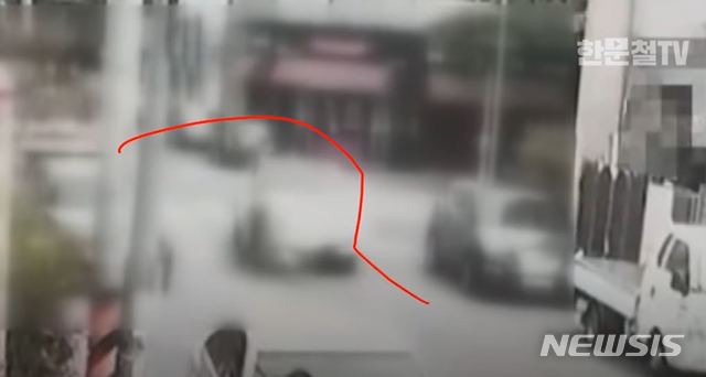 [서울=뉴시스]경주 스쿨존 사고 영상 캡쳐. 빨간 선은 운전자의 진행방향을 표시한 것. 한문철 교통사고 전문 변호사는 운전자가 아이를 친 후 급하게 진로를 바꿨으므로 고의성이 낮다고 분석하고 있다. 2020.05.27. photo@newsis.com (출처=유튜브 한문철tv) 