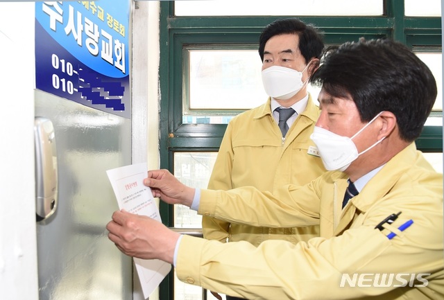 안병용 경기 의정부시장이 27일 주사랑교회 출입문에 집합금지 명령 통지서를 붙이는 모습을 지켜보고 있다.