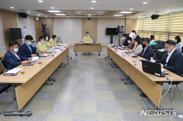 【수원=뉴시스】김경호 기자= 경기 수원시의회 의원연구단체인 ‘수원시 공원의 효율적 운영관리방안 연구회’가 27일 시의회 세미나실에서 착수보고회를 열고, 의견을 나눴다. 