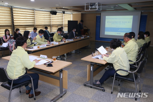 【수원=뉴시스】김경호 기자= 경기 수원시의회 의원연구단체인 ‘골목상권 활성화 개선방안 연구회’가 27일 시의회 세미나실에서 연구 착수보고회를 열고, 수원시 골목상권을 활성화할 수 있는 방안을 모색했다. 