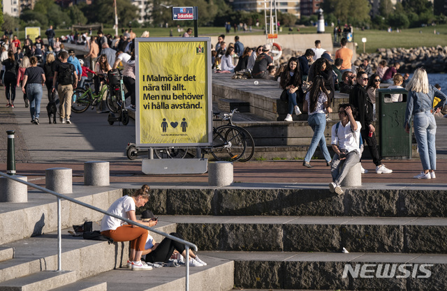  [말뫼(스웨덴)=AP/뉴시스]26일(현지시간) 스웨덴 말뫼에서 시민들이 따뜻한 저녁 날씨를 즐기며 나와 있다. 스웨덴은 신종 코로나바이러스 감염증(코로나19) 인구 10만 명당 약 38명의 사망자를 내 세계에서 가장 높은 사망률을 보임에도 집단 면역 대응을 옹호해 왔다. 집단 면역이 효과를 보려면 구성원 60% 이상이 항체를 보유해야 하나 수도 스톡홀름에서 코로나19 항체 보유 비율은 전체 인구의 7.3%로 추정돼 집단 면역 대응에 대한 비판이 커지고 있다. 스웨덴의 코로나19 누적 확진자 수는 3만4440명이고 사망자는 4125명이다. 2020.05.27. 