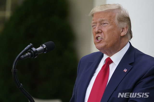 [워싱턴=AP/뉴시스]도널드 트럼프 미국 대통령이 26일(현지시간) 백악관 로즈가든에서 기자회견을 열고 발언하고 있다. 트럼프 대통령은 이 자리에서 중국의 홍콩 국가보안법 제정 추진과 관련해 불쾌감을 나타내고 이에 대해 대응 조치를 준비하고 있음을 시사했다. 2020.05.27.
