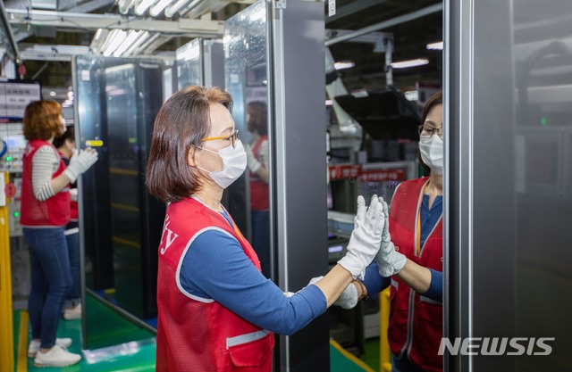 [서울=뉴시스]LG전자 직원들이 25일 경남 창원사업장에서 최대 6벌의 옷을 한 번에 관리할 수 있는 대용량 의류관리기 '트롬 스타일러 플러스'를 생산하고 있다. 올 들어 최근까지 트롬 스타일러 플러스의 국내 누적 판매량은 지난해 같은 기간보다 30% 이상 증가하며 스팀 가전의 성장을 견인하고 있다. (사진=LG전자 제공) 2020.05.27. photo@newsis.com