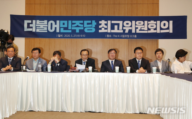 [서울=뉴시스] 고승민 기자 = 이해찬 더불어민주당 대표가 27일 서울 양재동 더케이호텔서울에서 열린 최고위원회의에서 발언하고 있다. 2020.05.27.kkssmm99@newsis.com