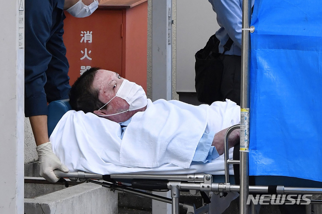 [교토=AP/뉴시스]36명이 사망한 '교토애니메이션 스튜디오 방화' 사건의 재판에서 살인 등 혐의를 받고 있는 방화살인범에게 일본 검찰이 사형을 구형했다. 사진은 방화 용의자 아오바 신지가 사건 발생 후 약 10개월 만인 2020년 5월 교토의 한 병원에서 체포돼 경찰서로 이송되는 모습. 2023.12.07. 