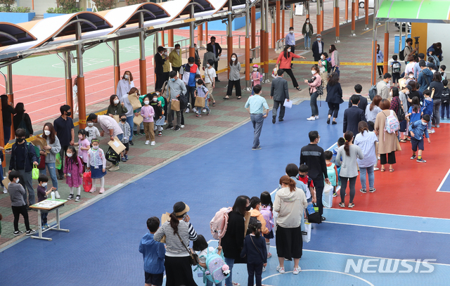 [제주=뉴시스]우장호 기자 = 초등학교 1∼2학년의 등교 개학이 시작된 27일 오전 제주시의 한 초등학교에서 학생들이 부모님과 입실 준비를 하고 있다. 2020.05.27.&nbsp; woo1223@newsis.com