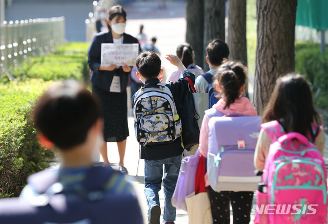 [서울=뉴시스] 박미소 기자 = 전국 고등학교 2학년, 중학교 3학년, 초등학교 1·2학년과 유치원생이 등교해 교실에서 수업을 받는 27일 오전 서울 송파구 세륜초등학교에서 초등학생들이 등교하고 있다. 2020.05.27.  misocamera@newsis.com