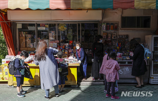 [서울=뉴시스] 박민석 기자 = 전국 고등학교 2학년, 중학교 3학년, 초등학교 1·2학년과 유치원생의 등교가 시작된 27일 오전 학부모와 아이들이 서울 성북구 정덕초등학교 입구 앞 문구점에서 준비물을 구매하고 있다. 2020.05.27. mspark@newsis.com