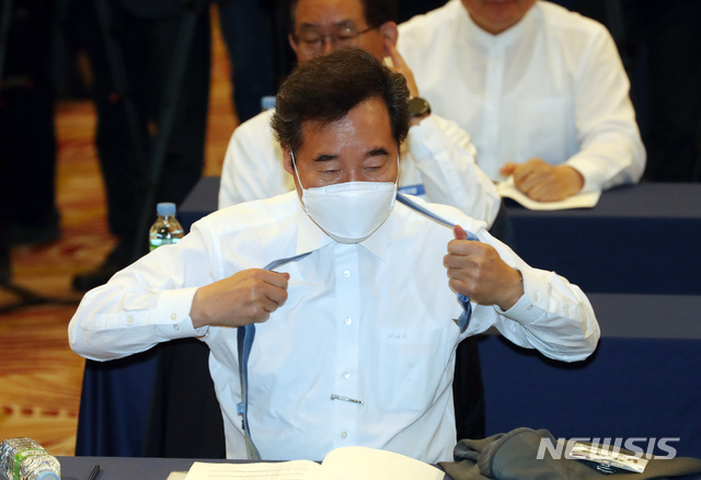 [서울=뉴시스] 고승민 기자 = 이낙연 더불어민주당 당선인이 27일 서울 양재동 더케이호텔서울에서 열린 21대 국회 더불어민주당 국회의원 당선인 워크숍에서 넥타이를 풀고 있다. 2020.05.27.kkssmm99@newsis.com