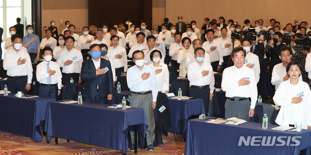 [서울=뉴시스] 고승민 기자 = 더불어민주당 이해찬 대표와 김태년 원내대표, 이낙연 코로나19국난극복위원장 등 참석자들이 27일 서울 양재동 더케이호텔서울에서 열린 21대 국회 더불어민주당 국회의원 당선인 워크숍에서 국민의례를 하고 있다. 2020.05.27.  kkssmm99@newsis.com