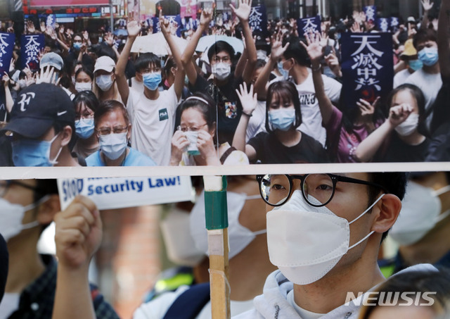 [서울=뉴시스] 최동준 기자 = 노동자연대 학생그룹, 한국 대학생, 홍콩 유학생이 27일 서울 중구 중국대사관 앞에서 기자회견을 열고 중국 정부의 홍콩 국가보안법 제정 시도를 규탄하고 있다. 2020.05.27.&nbsp; photocdj@newsis.com