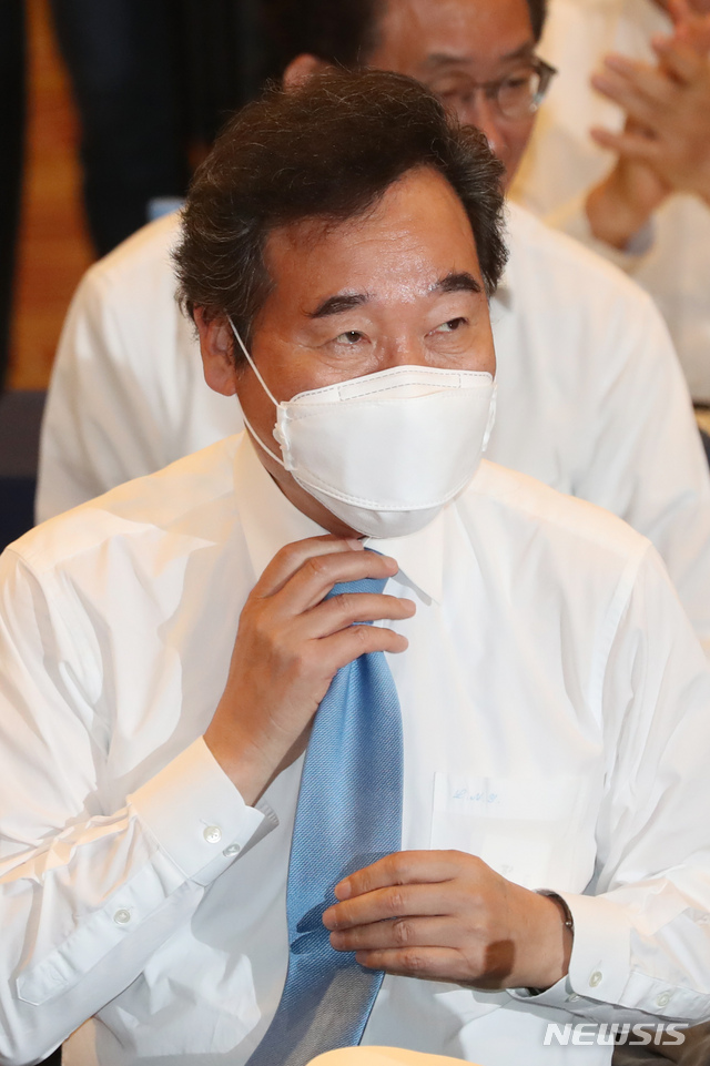 [서울=뉴시스] 고승민 기자 = 이낙연 더불어민주당 당선인이 27일 서울 양재동 더케이호텔서울에서 열린 21대 국회 당선인 워크숍에서 넥타이를 풀고 있다. 2020.05.27.kkssmm99@newsis.com