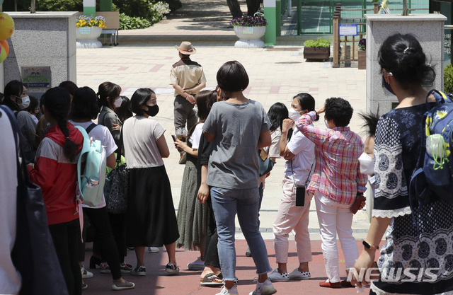 [서울=뉴시스]최진석 기자 = 초등학교 1·2학년 학생들이 등교 수업을 시작하는 2차 등교 개학 첫날인 27일 서울 한 초등학교에서 학부모들이 수업을 마친 학생들을 기다리고 있다. 2020.05.27.&nbsp; myjs@newsis.com