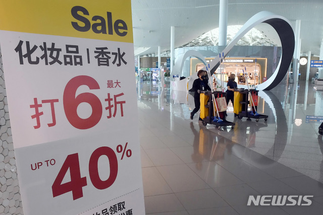[인천공항=뉴시스] 고범준 기자 = 신종 코로나바이러스 감염증(코로나19) 이 지속되고 있는 지난 27일 인천국제공항 제2터미널 면세점이 여행객들 없이 한산한 모습을 보이고 있다. 2020.05.27. bjko@newsis.com