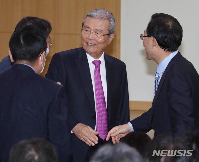 [서울=뉴시스] 김진아 기자 = 김종인 미래통합당 비상대책위원장 내정자가 27일 서울 여의도 국회에서 열린 전국조직위원장 회의에 참석해 주호영 원내대표 등 참석자들과 인사하고 있다. 2020.05.27.photo@newsis.com