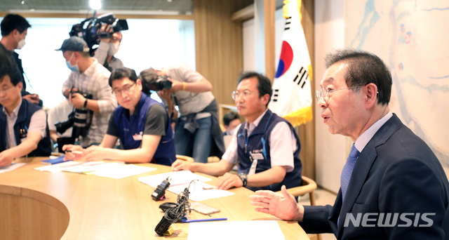 [서울=뉴시스] 전진환 기자 =박원순 서울시장이 27일 오후 서울시청 시장실에서 김명환 민주노총 위원장과 코로나19 고용위기 공동대응 간담회를 하고 있다. 2020.05.27.&nbsp; amin2@newsis.com