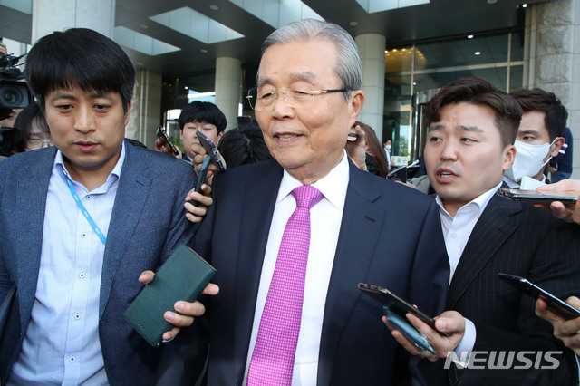 [서울=뉴시스] 김진아 기자 = 김종인 미래통합당 비상대책위원장 내정자가 27일 서울 여의도 국회에서 열린 전국조직위원장 회의에 참석 후 차에 탑승하고 있다. 2020.05.27.&nbsp; bluesoda@newsis.com