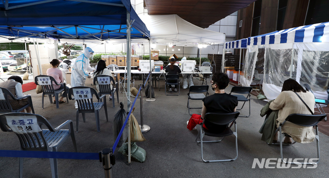 [서울=뉴시스] 이윤청 기자 = 마켓컬리 물류센터에서 신종 코로나바이러스 감염증(코로나19) 확진 환자가 발생한 27일 서울 송파구 보건소에 마련된 선별진료소에서 마켓컬리 직원들과 시민들이 검사를 기다리고 있다. 마켓컬리는 27일 "상온1센터에 출근한 일용직 근무자가 이날 오전 코로나 바이러스 확진 판정을 받았다"고 밝혔다. 상온 1센터는 서울 송파구 장지동에 있다. 2020.05.27.&nbsp; radiohead@newsis.com