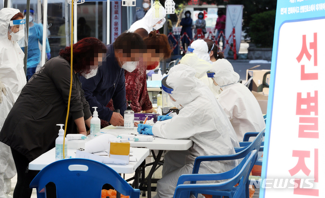 [인천=뉴시스] 이종철 기자 = 인천지역에 부천 물류센터발 신종 코로나바이러스 감염증(코로나19) 확진자가 대거 늘어난 가운데 27일 오후 인천시 계양구보건소 선별진료소에 검사를 받기위해 온 시민들이 의료진의 질문에 답하고 있다. 2020.05.27.&nbsp; jc4321@newsis.com