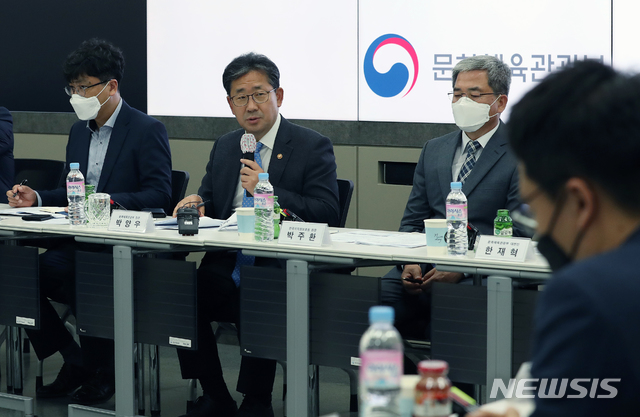 [서울=뉴시스]박주성 기자 = 박양우 문화체육관광부 장관이 27일 서울 마포구 한국저작권보호원 회의실에서 열린 코로나19 대응 저작권 업계 현장간담회에서 인사말을 하고 있다. (사진=문화체육관광부 제공) 2020.05.27. photo@newsis.com