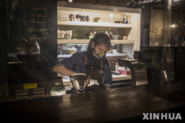 [ 테헤란= 신화/뉴시스] 코로나19 규제완화로 5월 27일 다시 문을 연 이란 테헤란 시내의 카페. 이란과 투르크메니스탄 정부는 코로나19로 2월부터 봉쇄했던 두 나라 국경을 10일부터 재개하고 철도와 국경초소도 다시 개통한다고 5월 31일 발표했다. 2020.06.01