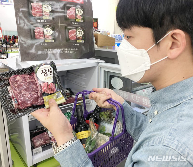 [서울=뉴시스] 편의점 CU가 국내 최대 축산 도매 온라인몰인 '금천미트'와 손잡고 소포장 신선육 브랜드 '상생정육' 상품을 선보인다고 28일 밝혔다. (사진=BGF리테일 제공)