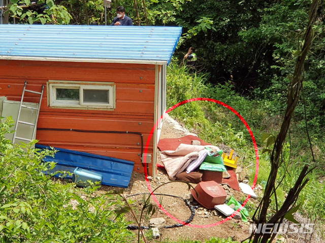 [춘천=뉴시스] 한윤식 기자 = 28일 오전 강원 춘천시 북산면 추전리의 한 농막 컨테이너에서 홍천소방서 소방관 2명이 일산화탄소에 중독돼 숨지고 6명이 부상당한 사건이 발생한 가운데 사망자들이 덮고 잔 이불이 바깥에 나와 있다. 2020.05.28.ysh＠newsis.com
