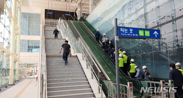 [제천=뉴시스]이병찬 기자 = 한국철도 충북본부는 29일 중 제천역 신축역사 영업 이전을 완료하기로 했다고 28일 밝혔다. 사진은 신축 제천역사 내부.202005.28..bclee@newsis.com
