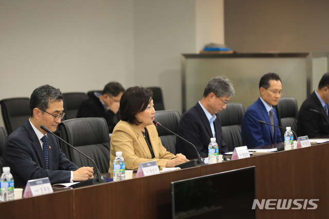 [서울=뉴시스] 박영선 중소벤처기업부 장관이 특허청, 기술보증기금, KB국민은행, 신한은행, 우리은행, 하나은행과 함께 업무협약을 체결하고 있다. (제공=중기부)