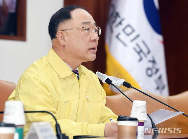 [서울=뉴시스] 전진환 기자 = 홍남기 경제부총리 겸 기획재정부장관이 28일 오전 서울 종로구 정부서울청사 영상회의실에서 제5차 비상경제 중대본 회의를 주재하고 있다. 2020.05.28.&nbsp;&nbsp; photo@newsis.com