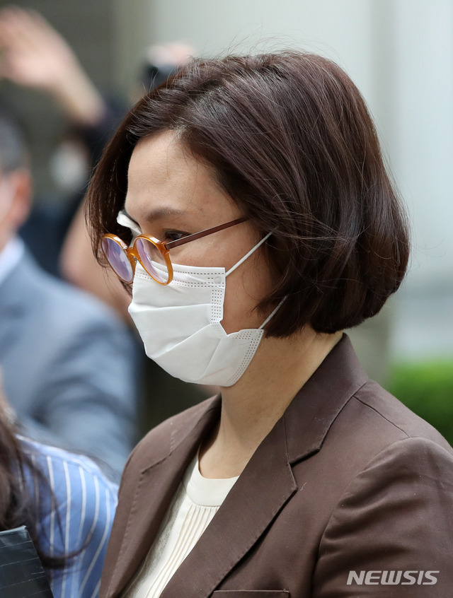 [서울=뉴시스] 고범준 기자 = 자녀 입시비리 및 사모펀드 의혹 등의 혐의로 기소된 조국 전 법무부 장관의 부인 정경심 동양대 교수가 지난달 28일 오전 서울 서초구 서울중앙지법에서 열리는 15차 공판에 출석하고 있다. 2020.05.28. bjko@newsis.com