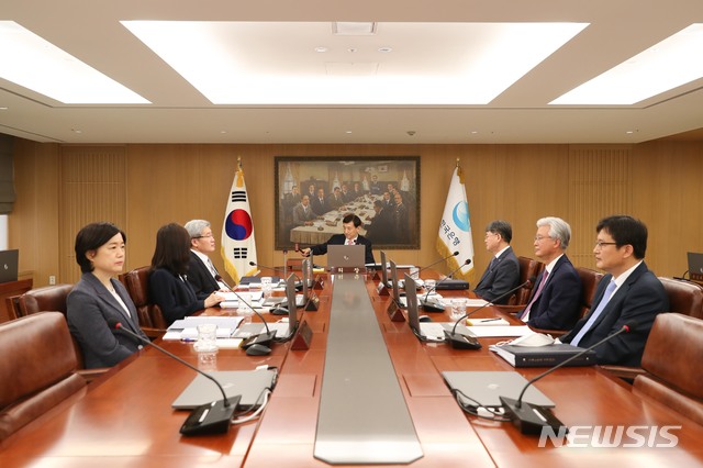 [서울=뉴시스]이주열 한국은행 총재가 28일 오전 서울 중구 한국은행에서 열린 금융통화위원회 본회의에서 회의를 주재하고 있다. (사진=한국은행 제공) 2020.05.28. photo@newsis.com