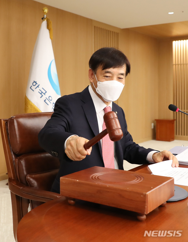 [서울=뉴시스]이주열 한국은행 총재가 28일 오전 서울 중구 한국은행에서 열린 금융통화위원회 본회의에서 회의를 주재하며 의사봉을 두드리고 있다. (사진=한국은행 제공) 2020.05.28. photo@newsis.com