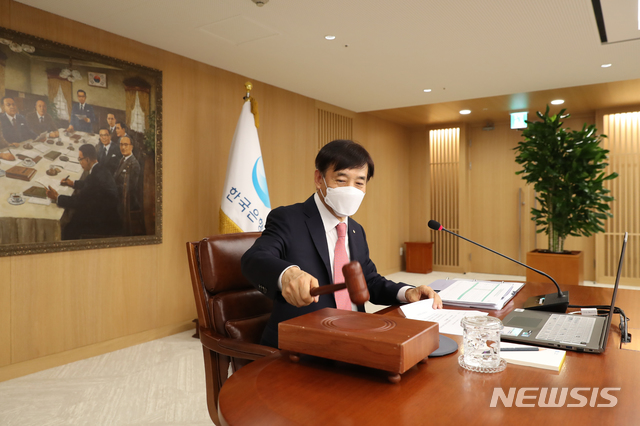 [서울=뉴시스]이주열 한국은행 총재가 28일 오전 서울 중구 한국은행에서 열린 금융통화위원회 본회의에서 회의를 주재하며 의사봉을 두드리고 있다. (사진=한국은행 제공) 2020.05.28.&nbsp; photo@newsis.com