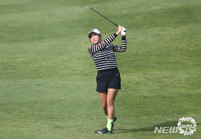 [서울=뉴시스]28일 경기 이천 사우스스프링스CC에서 열린 제8회 E1 채리티 오픈 1라운드 10번홀에서 이보미가 아이언샷을 하고 있다. (사진=KLPGA 제공) 2020.05.28. photo@newsis.com
