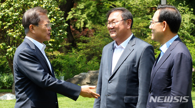 [서울=뉴시스]배훈식 기자 = 문재인 대통령이 28일 청와대 상춘재에서 열린 양당 원내대표 초청 오찬에 참석해 김태년 더불어민주당 원내대표, 주호영 미래통합당 원내대표와 대화를 나누고 있다. 2020.05.28. dahora83@newsis.com