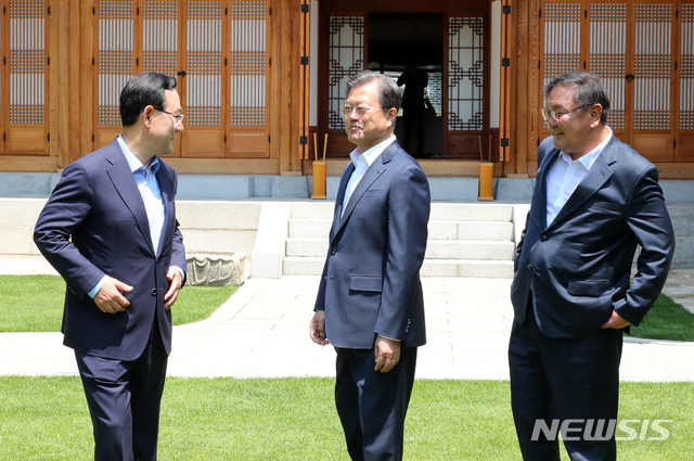 [서울=뉴시스]배훈식 기자 = 문재인 대통령과 김태년 더불어민주당 원내대표, 주호영 미래통합당 원내대표가 28일 청와대 상춘재에서 열린 문재인 대통령 양당 원내대표 초청 오찬에 참석해 기념촬영을 마친 뒤 돌아서고 있다. 2020.05.28. dahora83@newsis.com