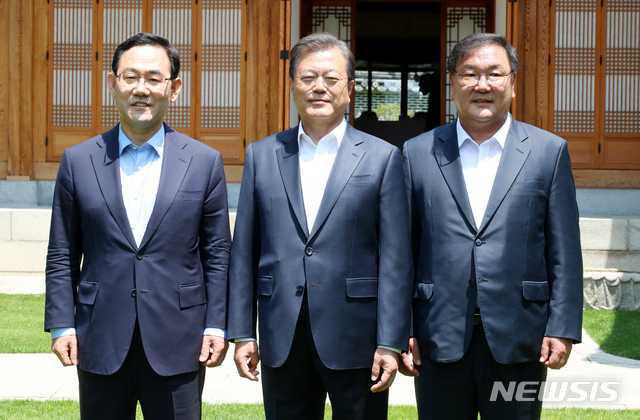 [서울=뉴시스]배훈식 기자 = 문재인 대통령이 28일 청와대 상춘재에서 열린 양당 원내대표 초청 오찬에 앞서 김태년 더불어민주당 원내대표, 주호영 미래통합당 원내대표와 기념촬영을 하고 있다. 2020.05.28.&nbsp; dahora83@newsis.com