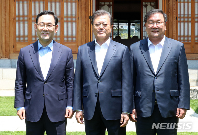 [서울=뉴시스]배훈식 기자 = 문재인 대통령이 28일 청와대 상춘재에서 열린 양당 원내대표 초청 오찬에 앞서 김태년 더불어민주당 원내대표, 주호영 미래통합당 원내대표와 기념촬영을 하고 있다. 2020.05.28. dahora83@newsis.com