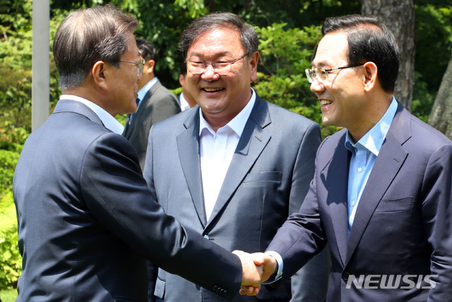 [서울=뉴시스]배훈식 기자 = 문재인 대통령이 28일 청와대 상춘재에서 열린 양당 원내대표 초청 오찬에 참석해 김태년 더불어민주당 원내대표, 주호영 미래통합당 원내대표와 인사를 나누고 있다. 2020.05.28.&nbsp; dahora83@newsis.com