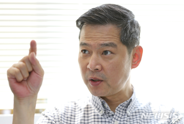 [서울=뉴시스]최진석 기자 = 고영재 한국독립영화협회 이사장이 28일 서울 마포구 인디플러그에서 뉴시스와 인터뷰를 하고 있다. 2020.05.28. myjs@newsis.com