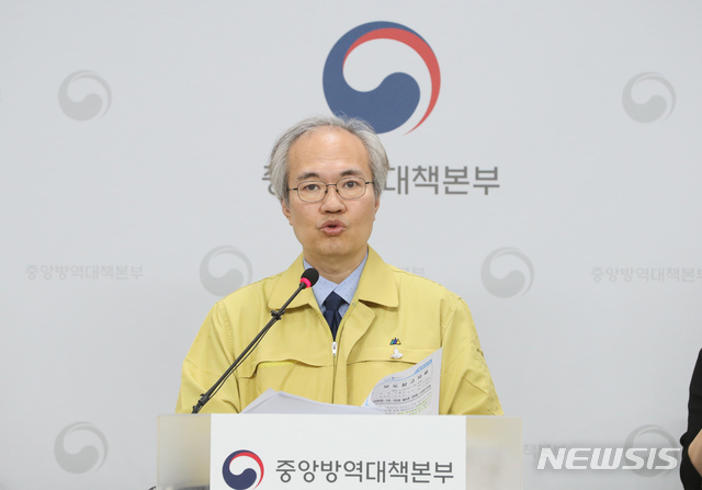 [청주=뉴시스]강종민 기자 = 권준욱 중앙방역대책본부 부본부장이 28일 오후 충북 청주 질병관리본부에서 신종 코로나바이러스 감염증(코로나19) 국내 발생 현황에 대해 브리핑하고 있다. 2020.05.28.&nbsp; ppkjm@newsis.com