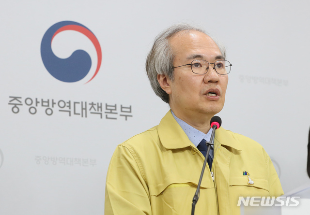 [청주=뉴시스]강종민 기자 = 권준욱 중앙방역대책본부 부본부장이 28일 오후 충북 청주 질병관리본부에서 신종 코로나바이러스 감염증(코로나19) 국내 발생 현황에 대해 브리핑하고 있다. 2020.05.28.&nbsp; ppkjm@newsis.com