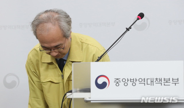 [청주=뉴시스]강종민 기자 = 권준욱 중앙방역대책본부 부본부장이 28일 오후 충북 청주 질병관리본부에서 신종 코로나바이러스 감염증(코로나19) 국내 발생 현황 브리핑에 앞서 인사하고 있다. 2020.05.28. ppkjm@newsis.com