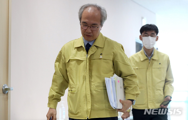 [청주=뉴시스]강종민 기자 = 권준욱 중앙방역대책본부 부본부장이 28일 오후 충북 청주 질병관리본부에서 신종 코로나바이러스 감염증(코로나19) 국내 발생 현황 브리핑을 위해 이동하고 있다. 2020.05.28. ppkjm@newsis.com