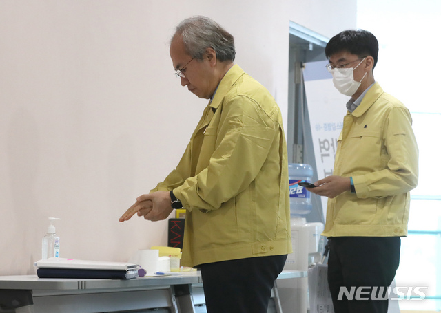 [청주=뉴시스]강종민 기자 = 권준욱 중앙방역대책본부 부본부장이 28일 오후 충북 청주 질병관리본부에서 신종 코로나바이러스 감염증(코로나19) 국내 발생 현황 브리핑에 앞서 손소독을 하고 있다. 2020.05.28.&nbsp; ppkjm@newsis.com